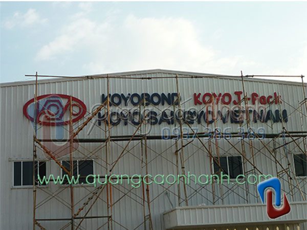 Thi công logo tôn sơn tĩnh điện KOYOBOND (JAPAN)