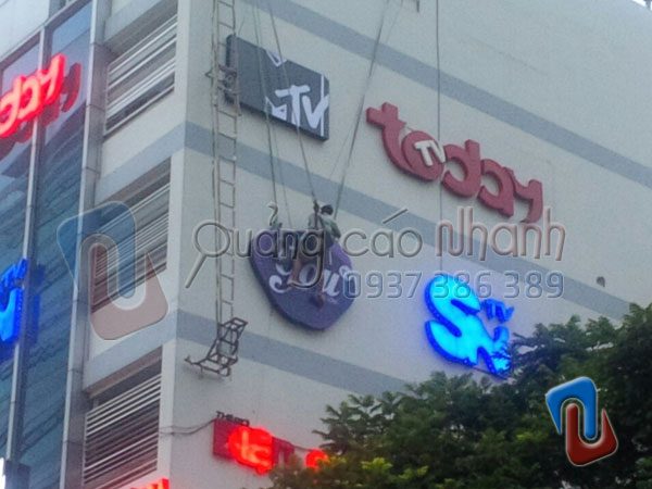 Tihi công lắp đặt logo ngoài trời